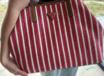 Guess piros csíkos shopper táska szett  (Bolti ára: 66.000 Ft)