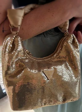 Guess arany flitteres kézitáska - statement darab  (Bolti ár: 59.900 Ft)