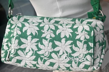 Desigual zöld-fehér mintás crossbody táska