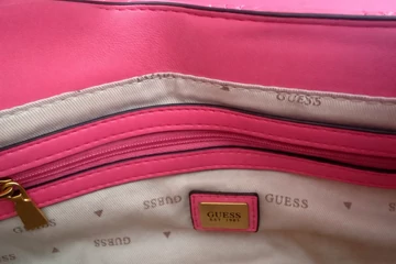 Guess steppelt pink láncos válltáska (Bolti ár: 54.000 Ft)