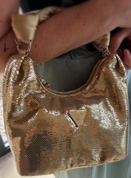 Guess arany flitteres kézitáska - statement darab  (Bolti ár: 59.900 Ft)