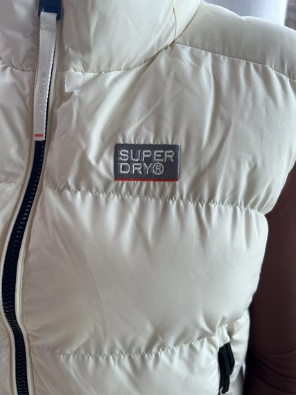 Superdry női pufi mellény S-es Bolti ár: 43.121 Ft