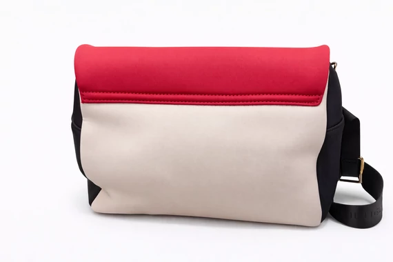 Liu Jo  Sport válltáska  állítható pánttal (Bolti ár: 48.800 Ft)