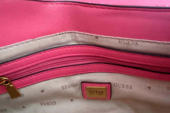 Guess steppelt pink láncos válltáska (Bolti ár: 54.000 Ft)